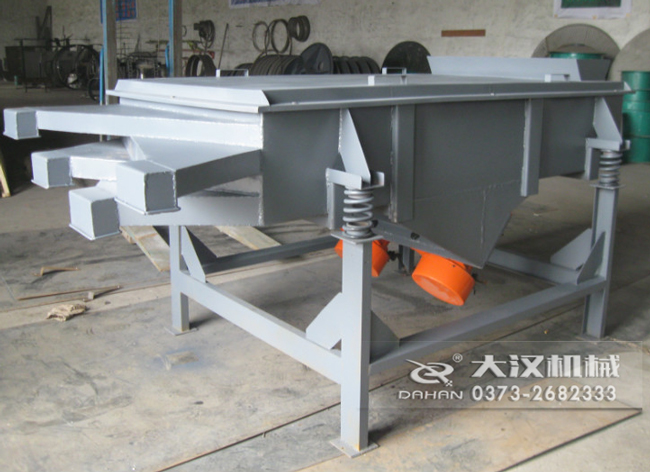  525型直線振動(dòng)篩采用碳鋼材質(zhì)，有四個(gè)出料口可同時(shí)篩出5種不同的物料等級(jí)。