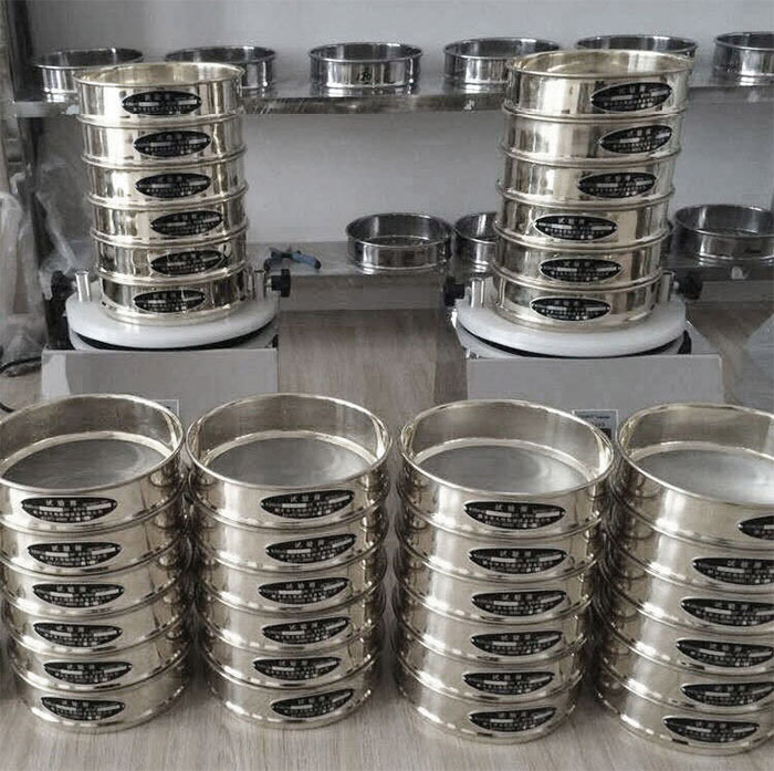 試驗(yàn)篩采用SUS403不生銹材質(zhì)，篩框壁厚0.6mm經(jīng)久耐用不變形，可耐400°高溫，可用于無(wú)機(jī)，有機(jī)溶液。