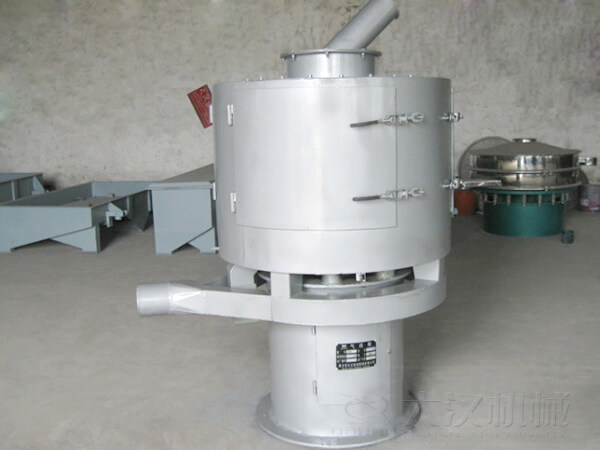 氣流篩與其它普通振動篩不同的是其采用的是立式篩網(wǎng)，篩分主要動力來自風機的吹動帶動物料撲向篩網(wǎng)，從而完成篩分目的。